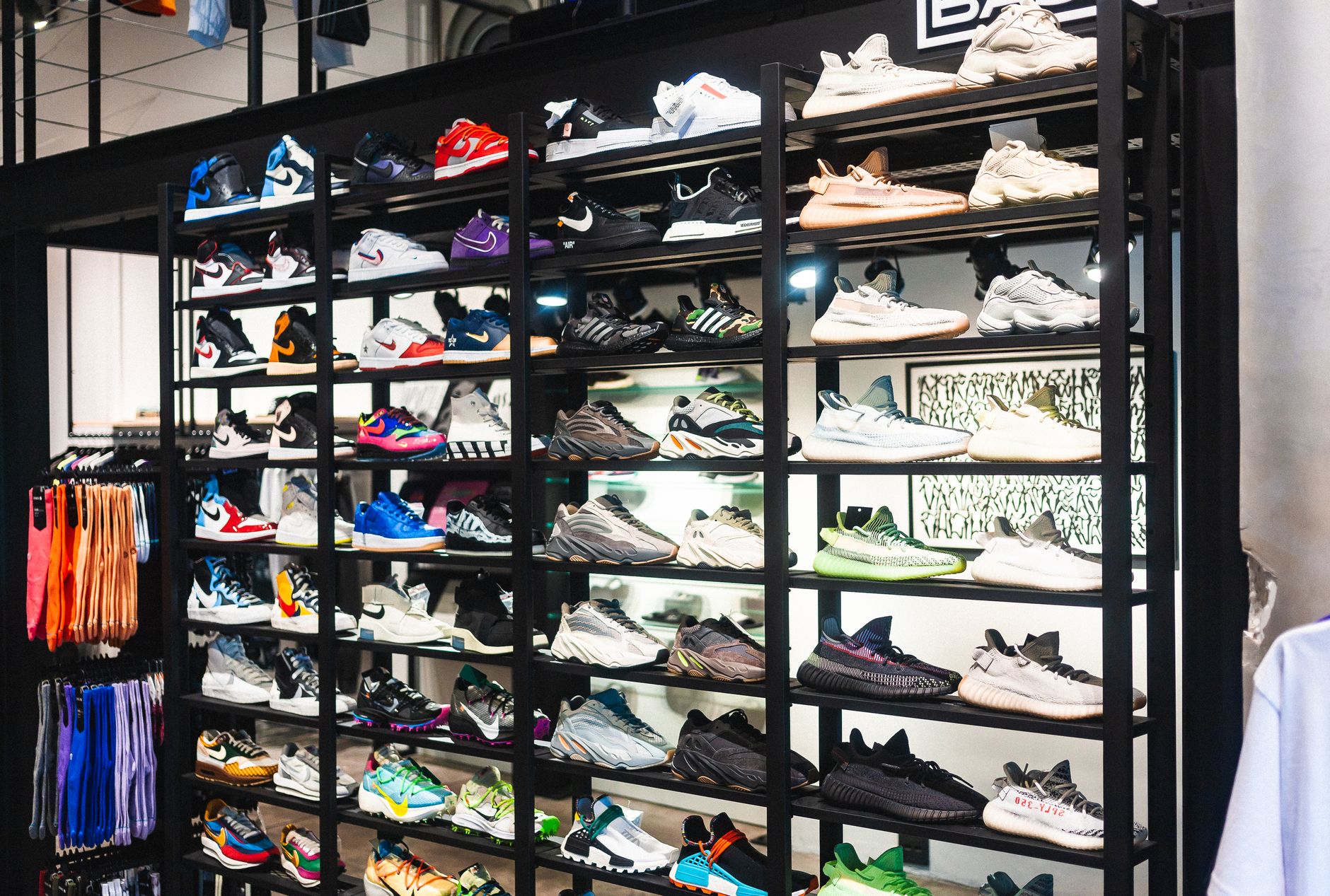 Sneakers udstillet på en væg